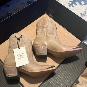 Brand New with tag Idyllwind light brown boots!